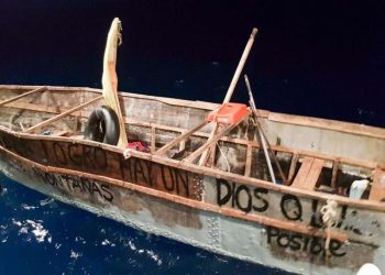 Una balsa interceptada el 4 de enero frente a Isla Morada. los balseros fueron ahora devueltos. | Foto: Guardia Costera