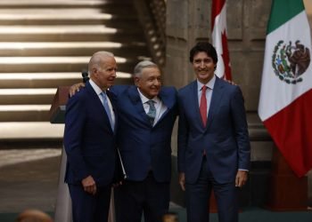 Los presidentes Andrés Manuel López Obrador, Joe Biden y el primer ministro de Canadá, Justin Trudeau reunidos en Palacio Nacional en Ciudad de México. Foto: José Méndez/EFE.