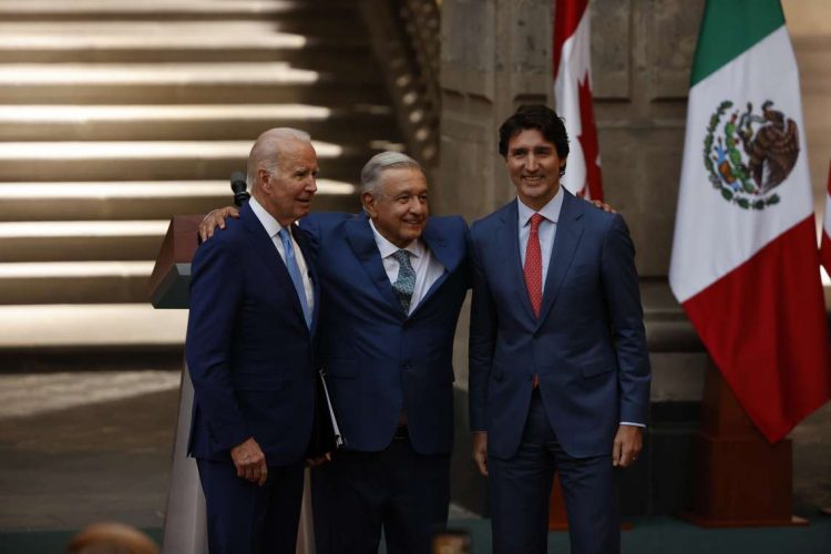 Los presidentes Andrés Manuel López Obrador, Joe Biden y el primer ministro de Canadá, Justin Trudeau reunidos en Palacio Nacional en Ciudad de México. Foto: José Méndez/EFE.