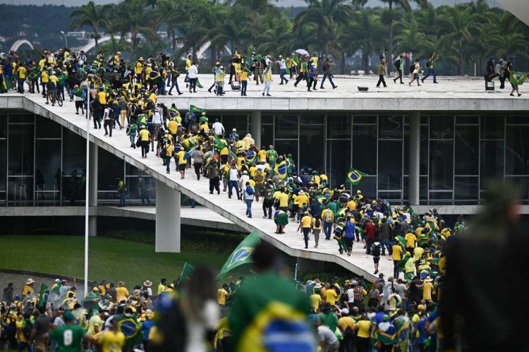 Bolsonaristas invaden el Congreso Nacional, el Supremo Tribunal Federal y el Palacio del Planalto, sede de la Presidencia de la República, hoy, en Brasilia. El grupo, que defiende tesis golpistas, superó una barrera policial y subió la rampa que da acceso al techo de los edificios de la Cámara de los Diputados y del Senado, y algunos entraron dentro de la sede legislativa. Foto: Andre Borges/EFE.