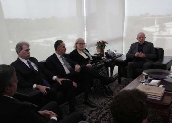 Lula da Silva junto a la presidenta del Supremo Tribunal Federal (STF) de Brasil, Rosa Weber (3i), y los ministros Luís Roberto Barroso (2i) y Dias Toffoli (i), durante una reunión con motivo de la toma por bolsonaristas radicales de la Plaza de los Tres Poderes para invadir los edificios gubernamentales, en Brasilia. Foto: André Coelho/Efe.