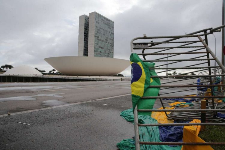 Vallas destrozadas en las afueras del Palacio de Planalto, con el Congreso de fondo, luego de que manifestantes bolsonaristas se tomaran en la víspera la Plaza de los Tres Poderes para invadir los edificios gubernamentales, en Brasilia (Brasil). Foto: André Coelho/Efe.