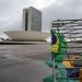 Vallas destrozadas en las afueras del Palacio de Planalto, con el Congreso de fondo, luego de que manifestantes bolsonaristas se tomaran en la víspera la Plaza de los Tres Poderes para invadir los edificios gubernamentales, en Brasilia (Brasil). Foto: André Coelho/Efe.