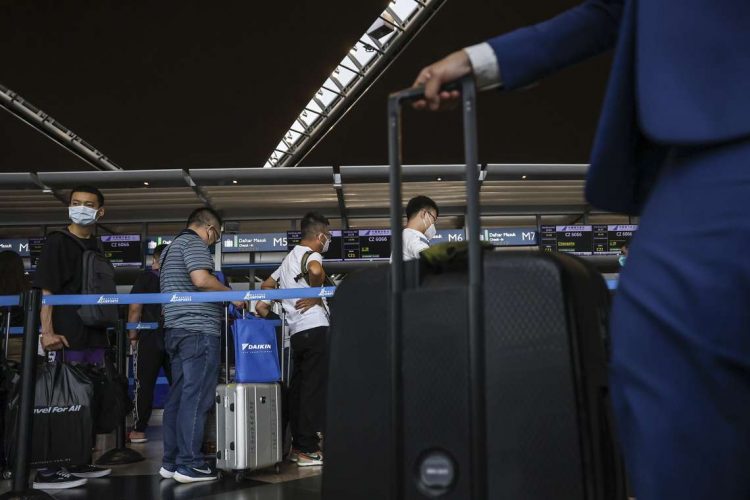 Países como Italia, España, Francia, EEUU, India, Reino Unido, Australia, Japón o Malasia han anunciado restricciones y pruebas PCR a los viajeros procedentes de China. Foto: FAZRY ISMAIL/EFE/EPA.