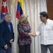 Javier Pava Sánchez (d), director de la Unidad Nacional de Gestión de Riesgos y Desastres de Colombia, saluda a Ana Teresita González Fraga, viceministra primera del Ministerio del Comercio Exterior y la Inversión Extranjera (MINCEX). Les acompaña José Noé Ríos (i), embajador de Colombia en Cuba. Foto: Yander Zamora/Efe.