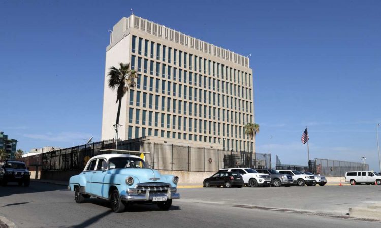 Vista de la embajada de EEUU en La Habana. Foto: Ernesto Mastrascusa/Efe.