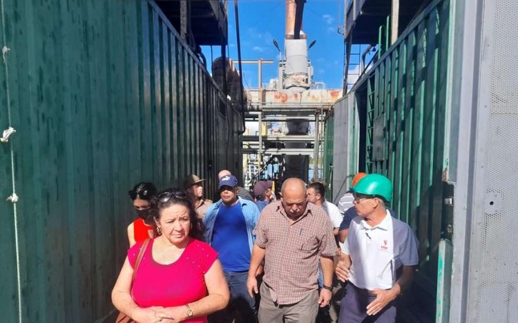 El ministro de Energía y Minas hizo la declaración durante una visita a la termoeléctrica Carlos Manuel de Céspedes, de la provincia central de Cienfuegos. Foto: Ministerio de Energía y Minas de Cuba/Twitter.