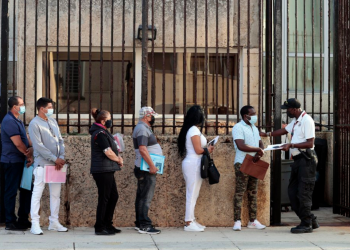 Varias personas llegan para ser atendidas en la embajada de EEUU en La Habana, el 3 de mayo de 2022. Foto: Ernesto Mastrascusa / EFE.