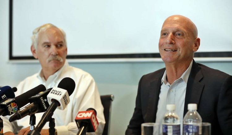 Los secretarios de Estado y Agricultura del estado de Delaware (EE.UU.), Jeffrey Bullock (d) y Michael Scuse, durante una rueda de prensa en La Habana. Foto: Ernesto Mastrascusa / EFE.