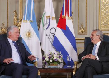 Fotografía cedida por la presidencia de Argentina del presidente argentino, Alberto Fernández (der.), con su par cubano, Miguel Díaz-Canel, durante una reunión en el Palacio San Martín, sede de la Cancillería, en Buenos Aires, el 25 de enero de 2023. Foto: Esteban Collazo / Presidencia de Argentina / EFE.