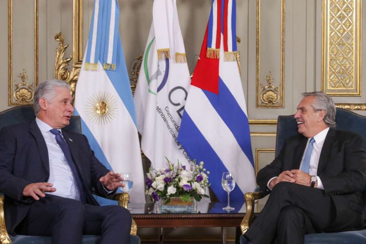 Fotografía cedida por la presidencia de Argentina del presidente argentino, Alberto Fernández (der.), con su par cubano, Miguel Díaz-Canel, durante una reunión en el Palacio San Martín, sede de la Cancillería, en Buenos Aires, el 25 de enero de 2023. Foto: Esteban Collazo / Presidencia de Argentina / EFE.