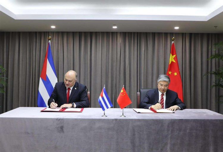 Carlos Miguel Pereira, embajador de Cuba en China, y Tang Wenhong, vicepresidente de la Agencia de Cooperación Internacional para el Desarrollo de la nación asiática, oficializan donativo entregado a la isla. Foto: Prensa Latina (PL)