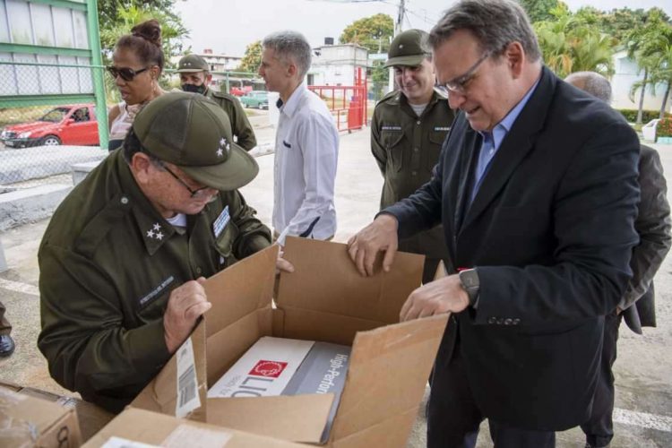 El encargado de negocios de Estados Unidos en Cuba, Benjamin Ziff, hace entrega de las últimas unidades de una donación de 100 equipos completos para bomberos a raíz del desastre del parque de depósitos de combustibles de Matanzas en agosto pasadoFoto: Embajada EEUU/Efe.