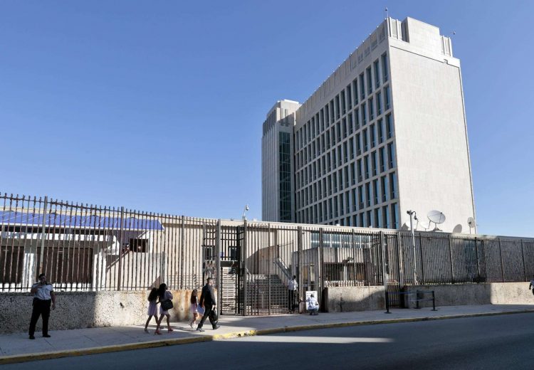 La representación diplomática de EEUU en La Habana también ha advertido de posibles casos de estafa para realizar los servicios de migración y reiteró que “la frontera se encuentra cerrada a la migración irregular”. Foto: Ernesto Mastrascusa/Efe.