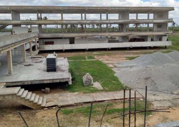 Antigua escuela en Pinar del Río, en la que se trabaja para su reconversión en una granja avícola. Foto: Ronald Suárez Rivas / Granma.