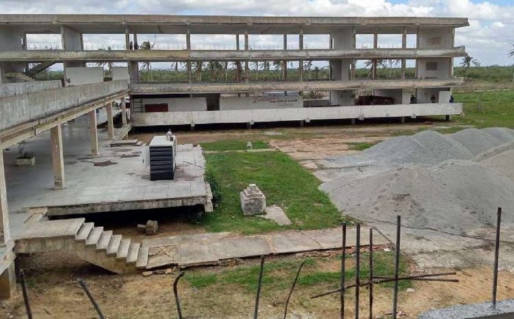 Antigua escuela en Pinar del Río, en la que se trabaja para su reconversión en una granja avícola. Foto: Ronald Suárez Rivas / Granma.