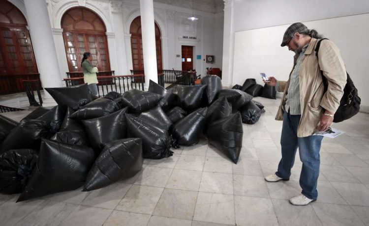 Exposición "Leviathan", del artista cubano Ernesto Benítez, en el Centro Hispanoamericano de la Cultura, en La Habana. Foto: Ernesto Mastrascusa / EFE.