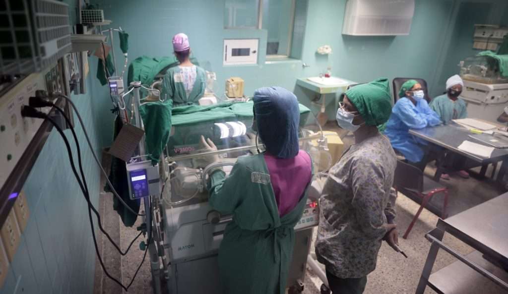 Enfermeras atienden a recién nacidos en sala de neonatología de hospital materno en Matanzas. Foto: EFE/ Ernesto Mastrascusa.