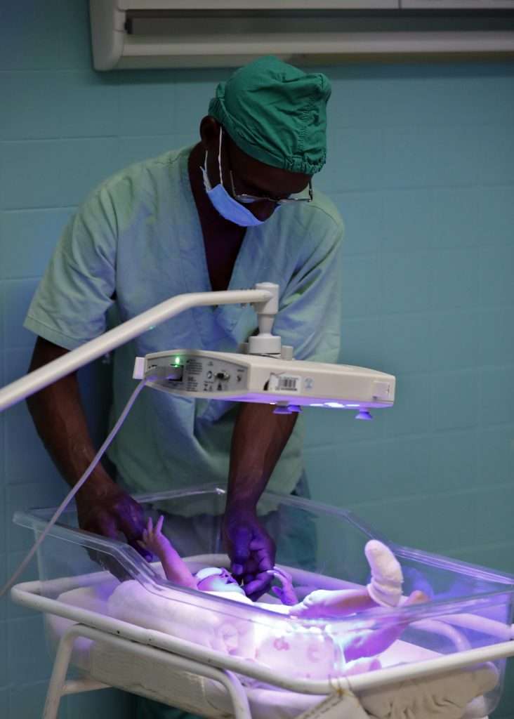 Un enfermero atiende a recién nacidos en la sala de neonatología de un hospital materno en Matanzas. Foto: EFE/ Ernesto Mastrascusa.