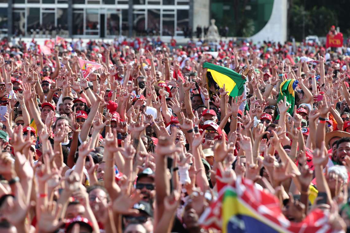 Miles de personas asisten a la investidura del nuevo presidente de Brasil Luiz Inácio Lula da Silva, en Brasilia. Foto: Sebastiao Moreira / EFE.