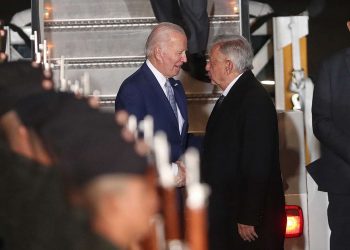 López Obrador da la bienvenida al presidente de Estados Unidos, Joe Biden tras descender del avión para dar inicio a su visita oficial a México en el Aeropuerto Internacional Felipe Ángeles (AIFA), en el municipio de Zumpango, Estado de México. Foto: Sáshenka Gutiérrez/Efe.