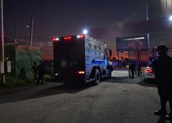 Un camión blindado que hace parte de un convoy de seguridad en el que las autoridades transportan a Ovidio Guzmán, hijo del 'Chapo', llega al penal del Altiplano, hoy, en Toluca, Estado de México. Foto: Felipe Gutiérrez/Efe.