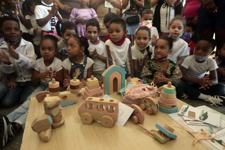 Juguetes del emprendimiento cubano Sovi Juguetes son entregados a uan institución infantil en La Habana. Foto: Jorge Luis Baños / IPS.