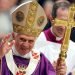 Benedict XVI en el Vaticano el 29 de marzo de 2010 en la misa en memoria de Juan Pablo II en el quinto aniversario de su muerte. Basílica de San Pedro. Foto: Efe.