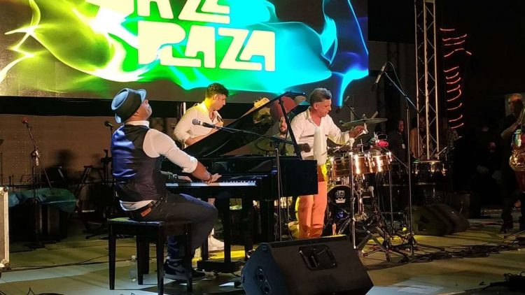 Fonseca, al piano, durante una de las jornadas del Jazz Plaza, en el Salón Rosado de La Tropical. Foto: Instituto Cubano de la Música/Facebook.