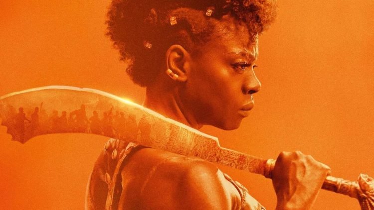 The Woman King filme de Netflix cartel mujer negra de perfil con machete