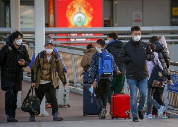 Viajeros en el Aeropuerto Internacional de Pekín, en China. Foto: MARK R. CRISTINO/EFE/EPA.