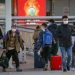 Viajeros en el Aeropuerto Internacional de Pekín, en China. Foto: MARK R. CRISTINO/EFE/EPA.