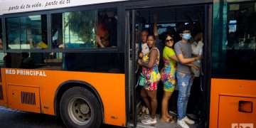 P con puertas abiertas y personas transporte urbano en Cuba Foto Jorge Ricardo