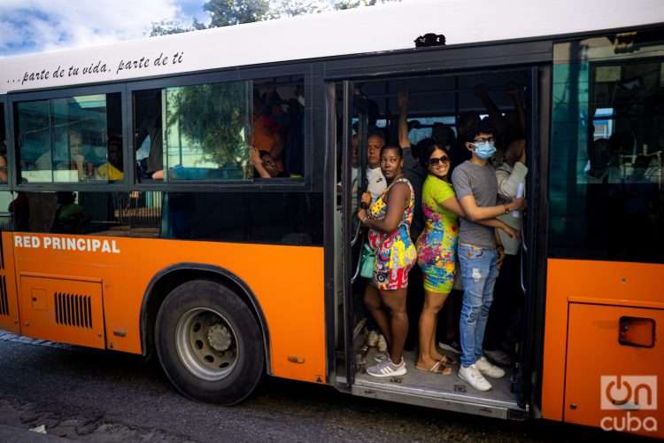 P con puertas abiertas y personas transporte urbano en Cuba Foto Jorge Ricardo