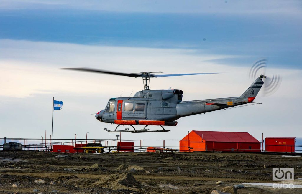 Uno de los helicópteros destinados a rescates y al traslado de los científicos a otras bases realizando una maniobra área.
