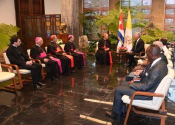 Encuentro entre el presidente cubano, Miguel Díaz-Canel, y el enviado del papa Francisco, el cardenal Beniamino Stella, en el Palacio de la Revolución, en La Habana, el 8 de febrero de 2023. Foto: Perfil de Miguel Díaz-Canel en Twitter.