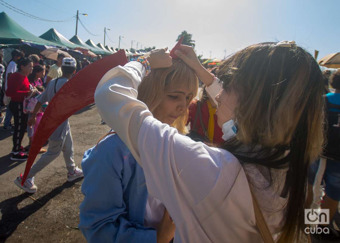 Jóvenes cosplayers cubanos en la fortaleza de La Cabaña, durante la Feria Internacional del Libro de La Habana 2023. Foto: Otmaro Rodríguez.