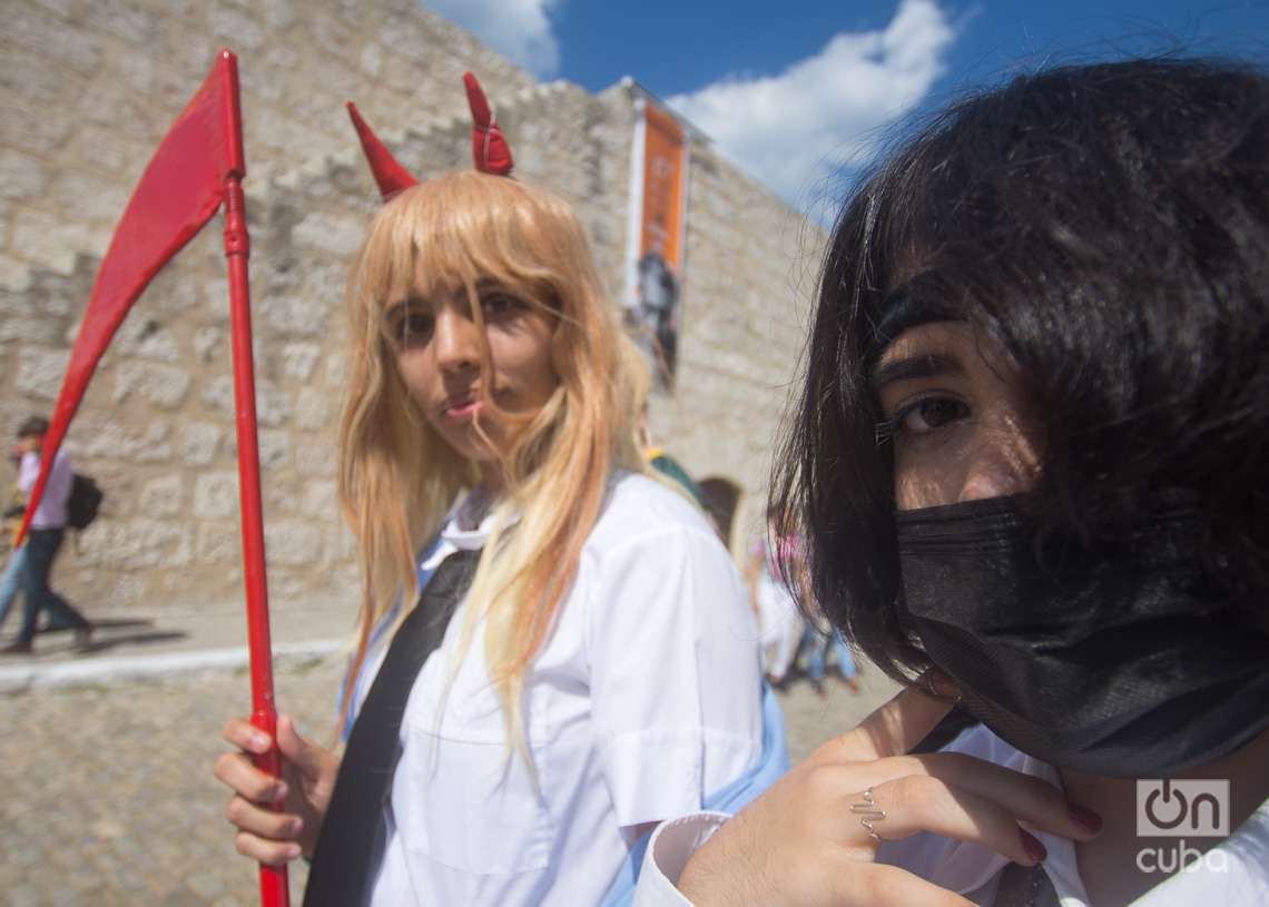 Jóvenes cosplayers cubanos en la fortaleza de La Cabaña, durante la Feria Internacional del Libro de La Habana 2023. Foto: Otmaro Rodríguez.