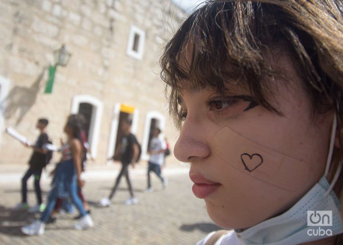 Una joven cosplayer cubana en la fortaleza de La Cabaña, durante la Feria Internacional del Libro de La Habana 2023. Foto: Otmaro Rodríguez.