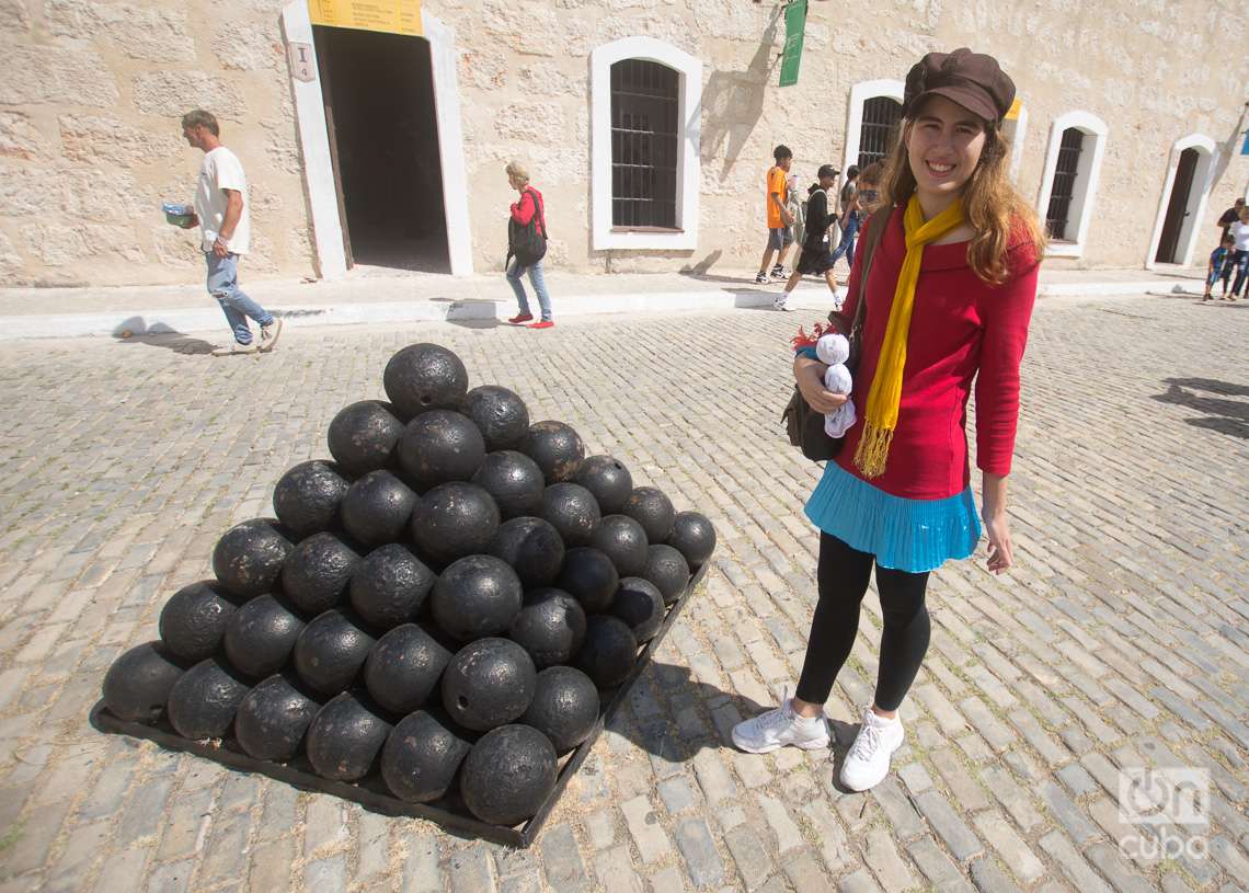 Una joven cosplayer cubana en la fortaleza de La Cabaña, durante la Feria Internacional del Libro de La Habana 2023. Foto: Otmaro Rodríguez.