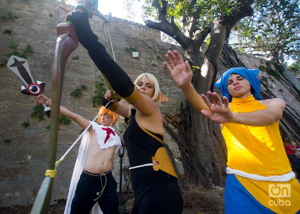 Jóvenes cosplayers cubanos en la fortaleza de La Cabaña, durante la Feria Internacional del Libro de La Habana 2023. Foto: Otmaro Rodríguez.