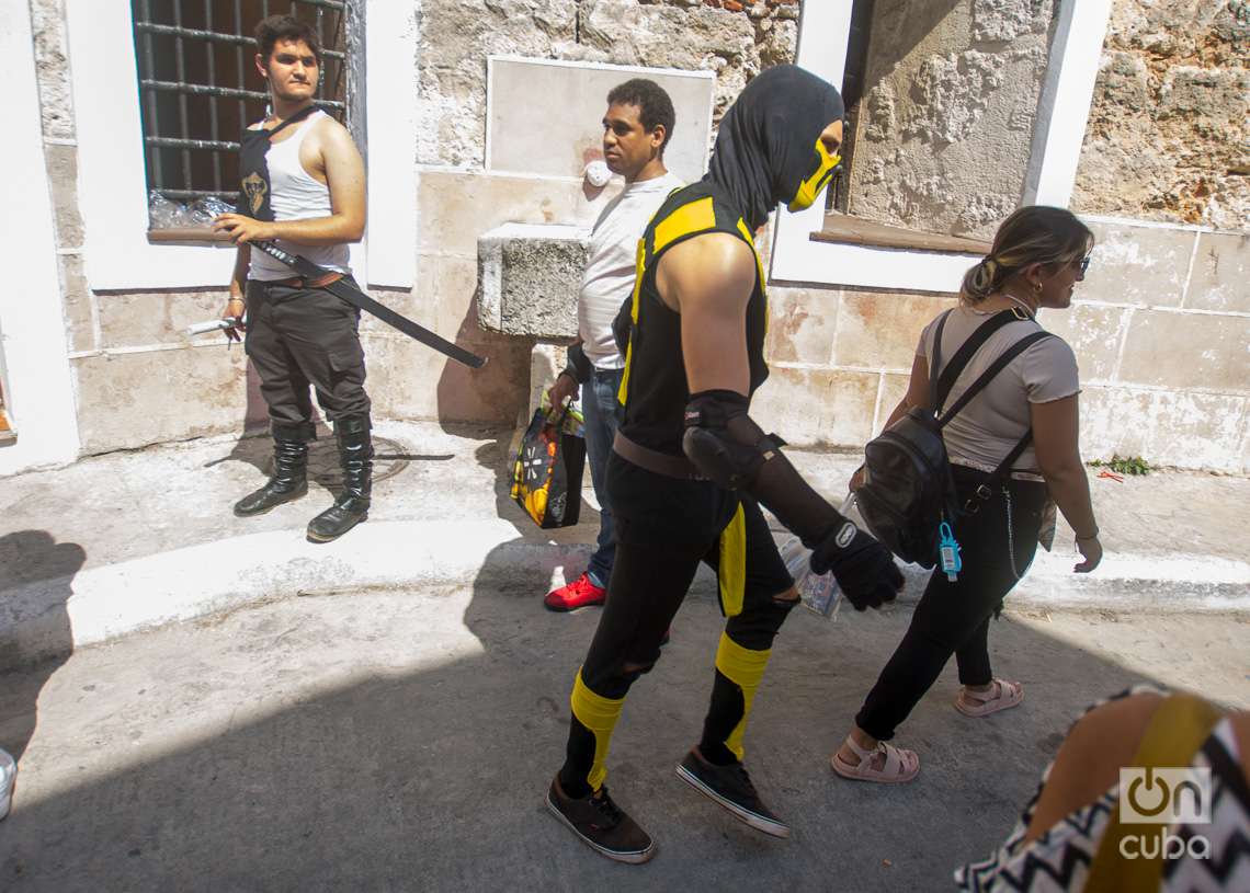 Jóvenes cosplayers cubanos en la fortaleza de La Cabaña, durante la Feria Internacional del Libro de La Habana 2023. Foto: Otmaro Rodríguez.