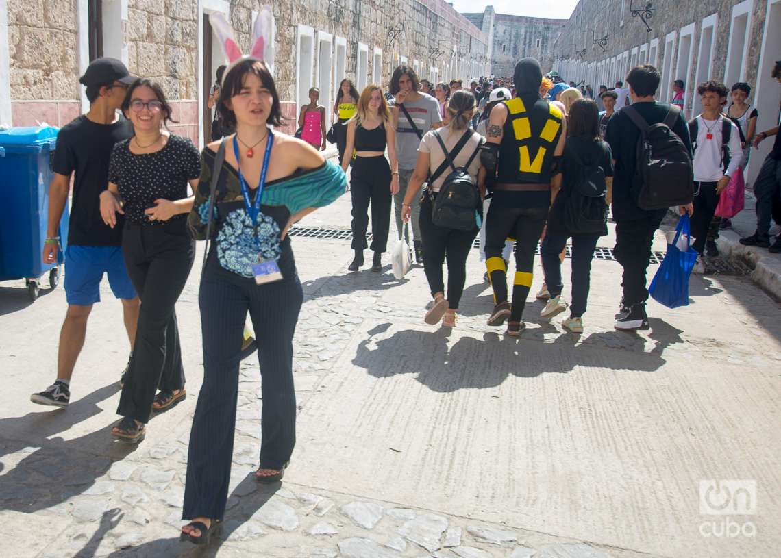 Jóvenes cosplayers cubanos en la fortaleza de La Cabaña, durante la Feria Internacional del Libro de La Habana 2023. Foto: Otmaro Rodríguez.