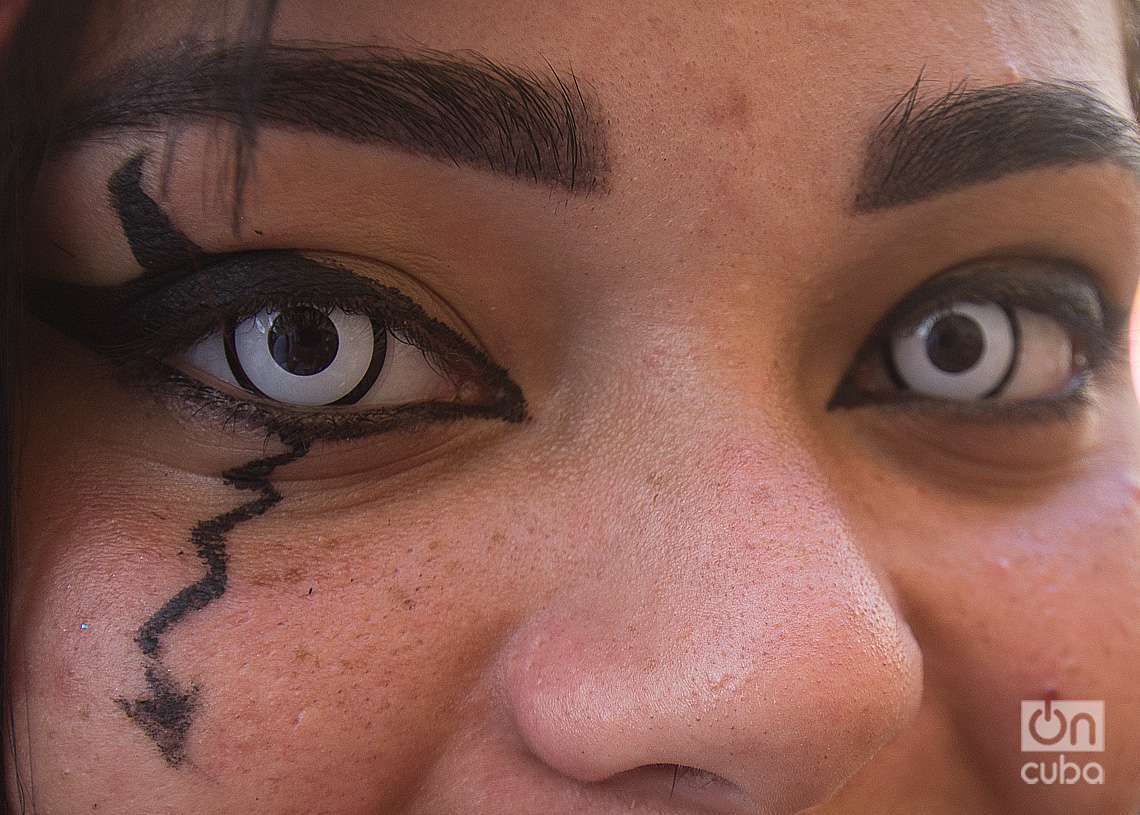 Una joven cosplayer cubana en la fortaleza de La Cabaña, durante la Feria Internacional del Libro de La Habana 2023. Foto: Otmaro Rodríguez.