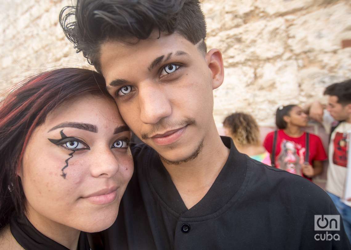 Jóvenes cosplayers cubanos en la fortaleza de La Cabaña, durante la Feria Internacional del Libro de La Habana 2023. Foto: Otmaro Rodríguez.