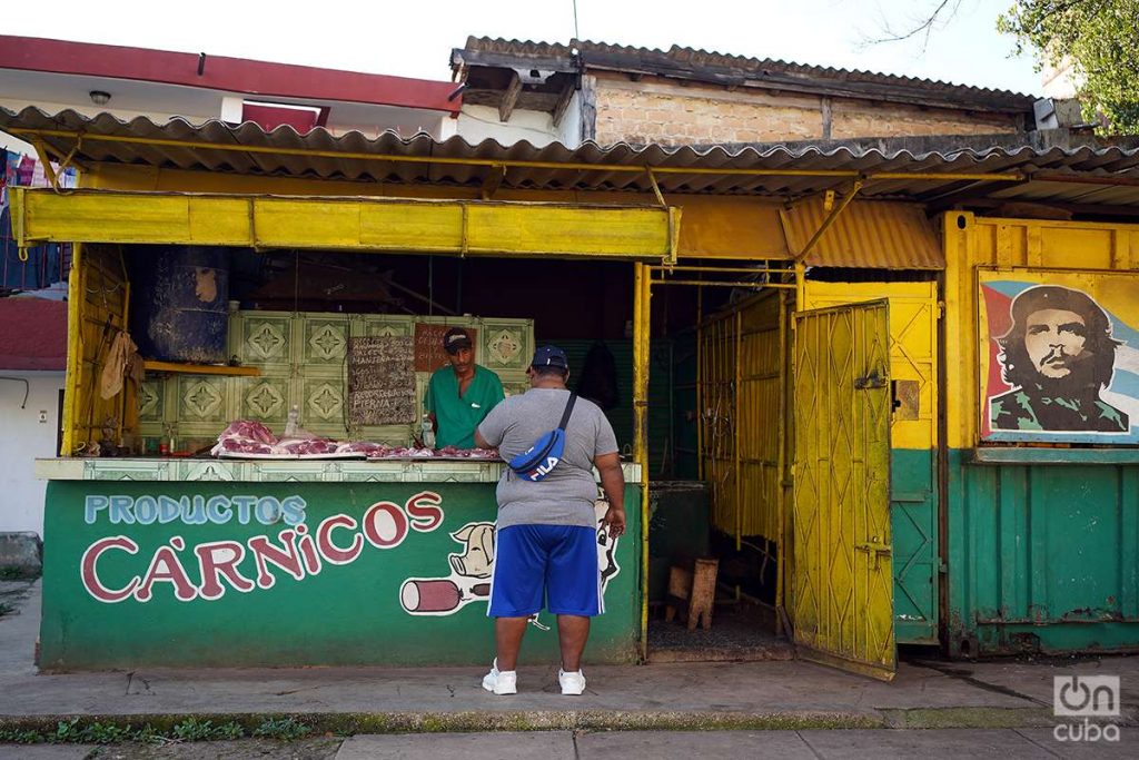 Venta de carne de cerdo en Cuba. Cartel del Che Guevara. Foto: Alejandro Ernesto.