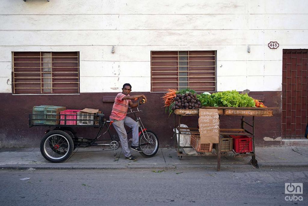Carretillero en La Habana. Foto: Alejandro Ernesto.