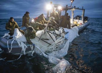 Marineros del Grupo 2 de Eliminación de Artefactos Explosivos recuperan los restos del globo chino el 5 de febrero de 2023, frente a la costa de Myrtle Beach, Carolina del Sur. Foto: EFE.