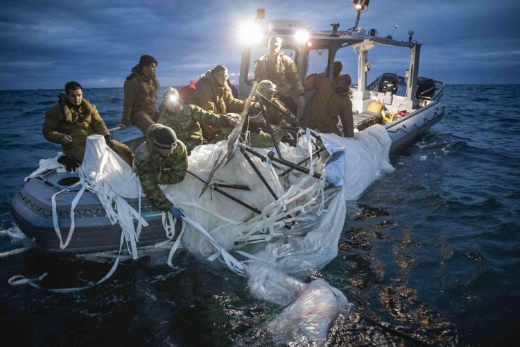 Marineros del Grupo 2 de Eliminación de Artefactos Explosivos recuperan los restos del globo chino el 5 de febrero de 2023, frente a la costa de Myrtle Beach, Carolina del Sur. Foto: EFE.