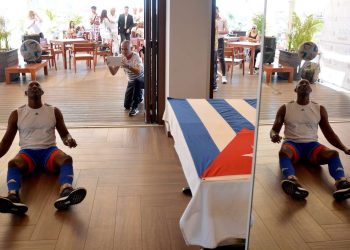 Erick Hernández rompió su propio récord dominando el balón solo con la cabeza, en la posición de sentado y con peso de 1.5 kilogramos en cada pie. Foto: Ricardo López Hevia.